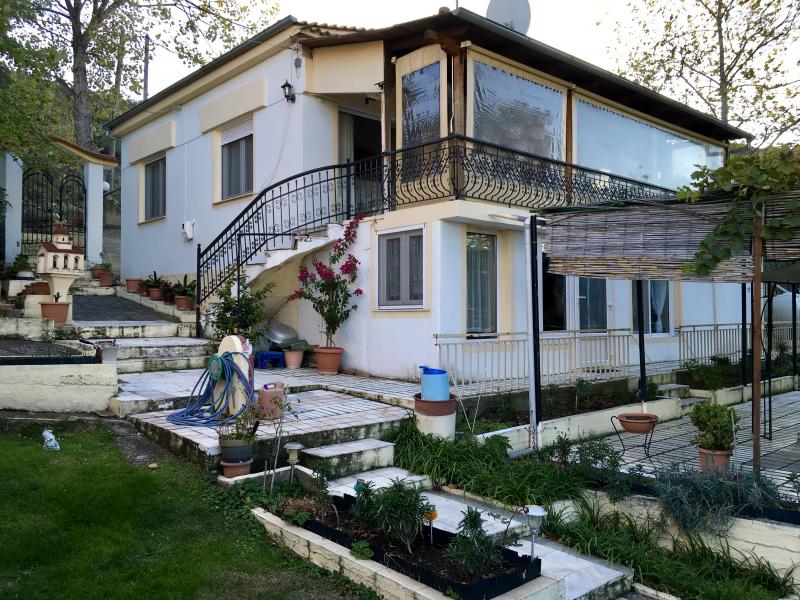 Уютна двуетажна къща с живописна градина